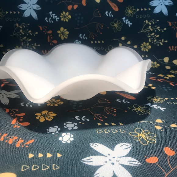 WHITE MATE GLASS WAVY VASE BOWL Plate Vase Flower Shaped 9.5”  MILKY VINTAGE? - Picture 9 of 16